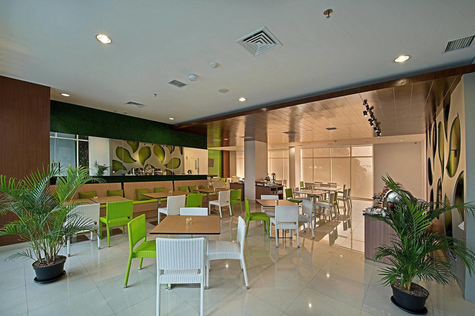Whiz Prime Hotel Pajajaran Bogor Exterior foto