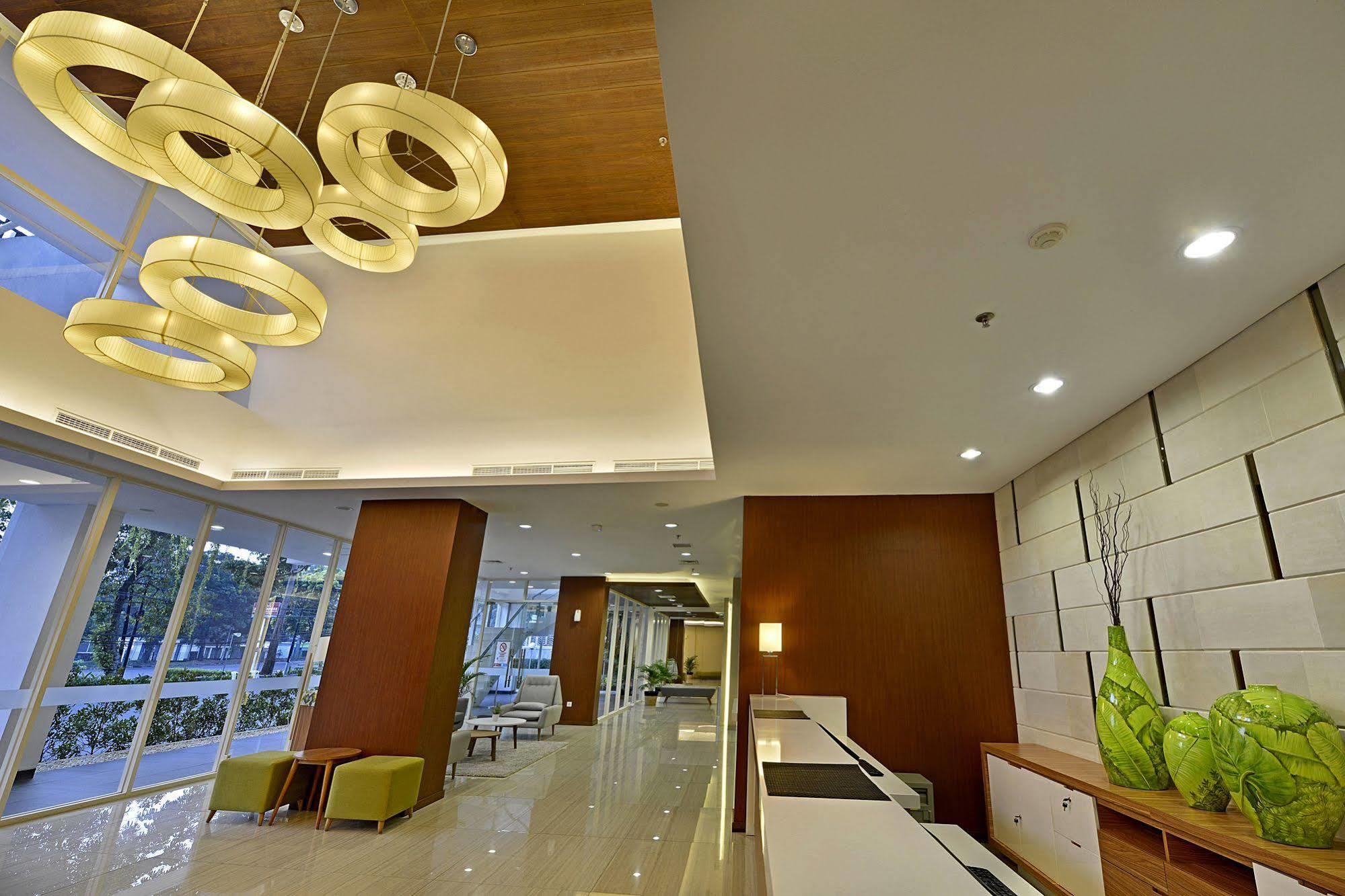Whiz Prime Hotel Pajajaran Bogor Exterior foto
