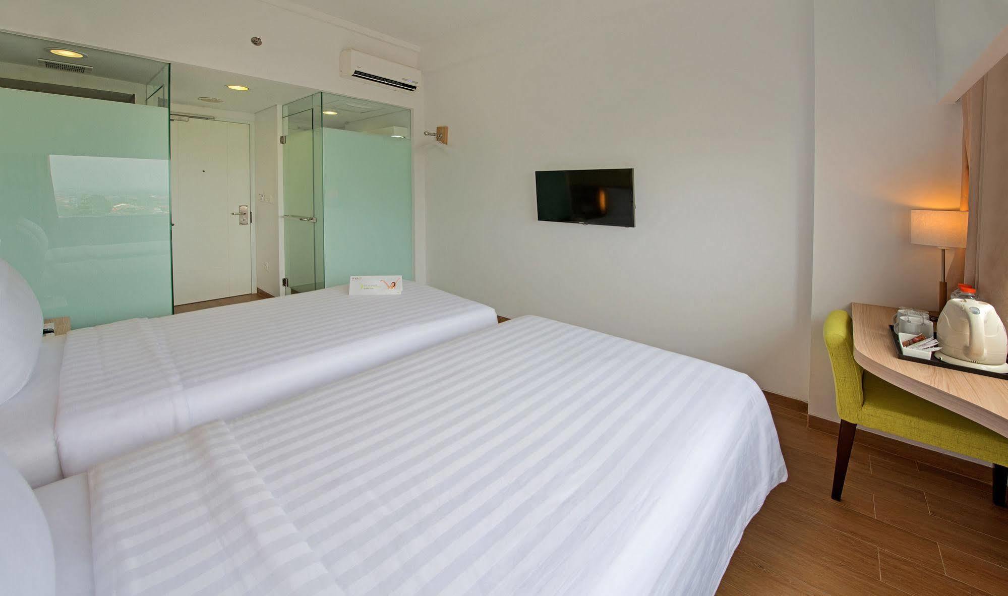 Whiz Prime Hotel Pajajaran Bogor Exterior foto